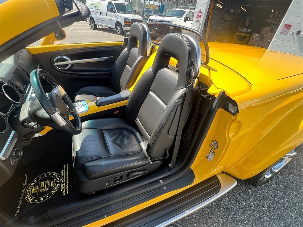 2005 Chevrolet SSR Base photo 14