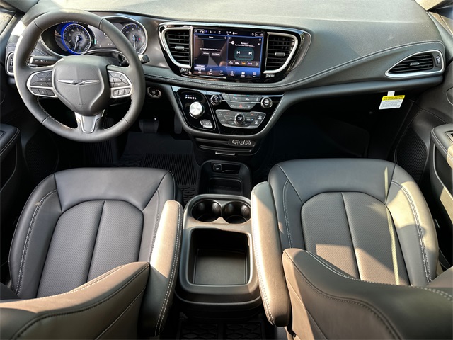 2025 Chrysler Pacifica photo 14