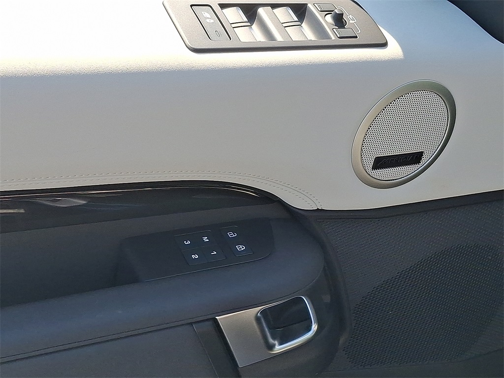 2025 Land Rover Discovery S photo 12