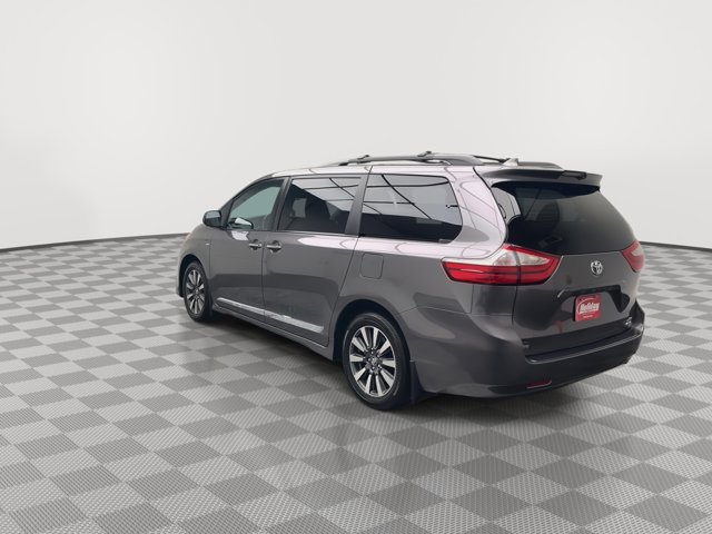 2018 Toyota Sienna XLE Premium photo 2