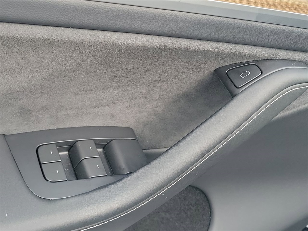 2024 Tesla Model Y Long Range photo 20