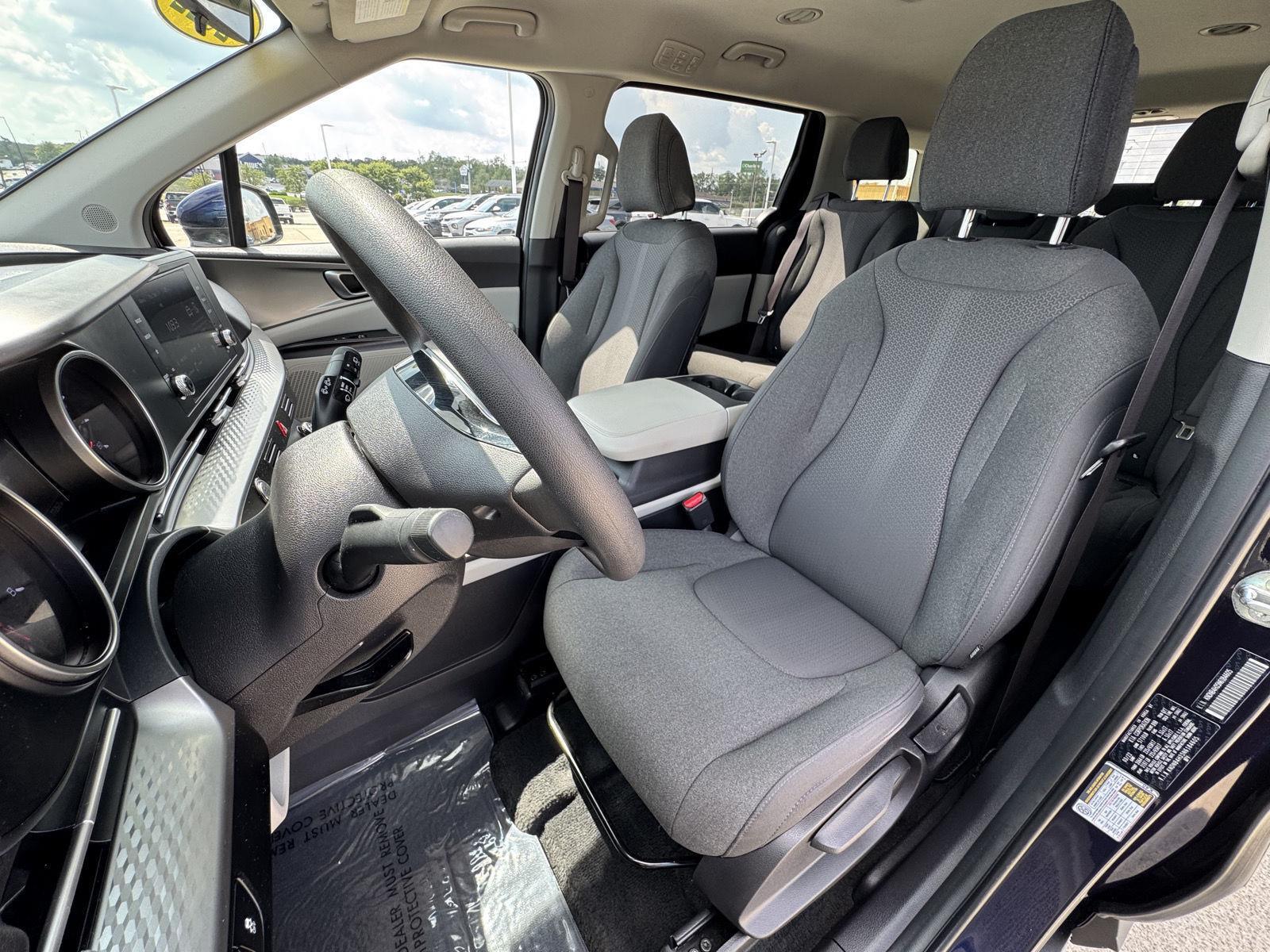 2022 Kia Carnival LX photo 2