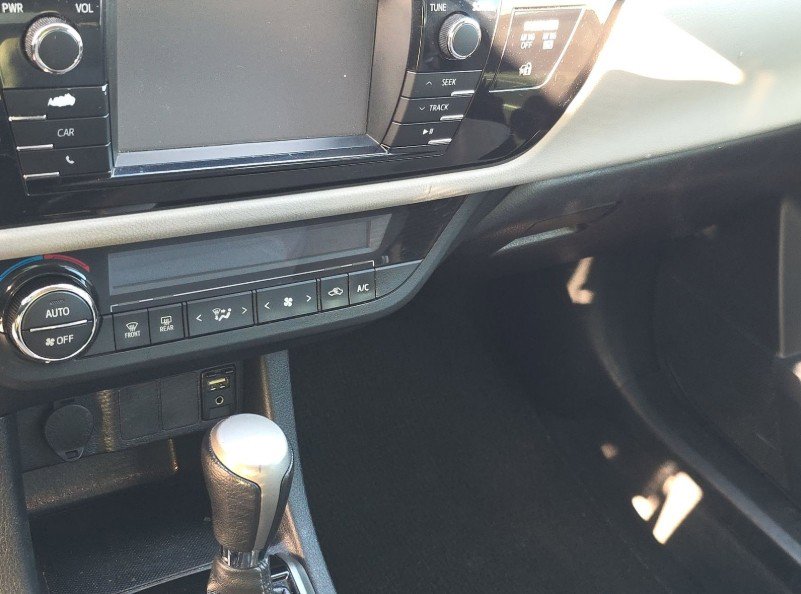 2016 Toyota Corolla LE photo 3
