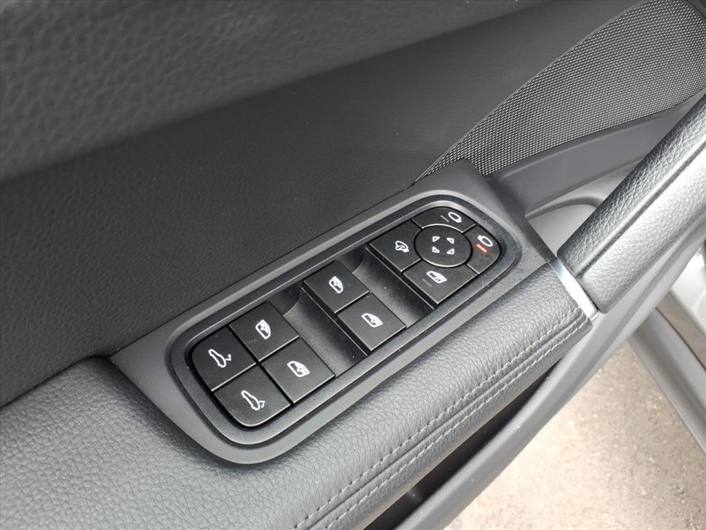 2023 Porsche Cayenne Platinum Edition photo 8