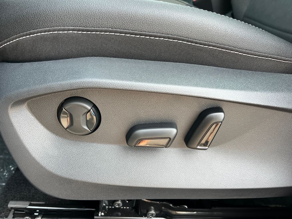 2025 Volkswagen Taos SE photo 7