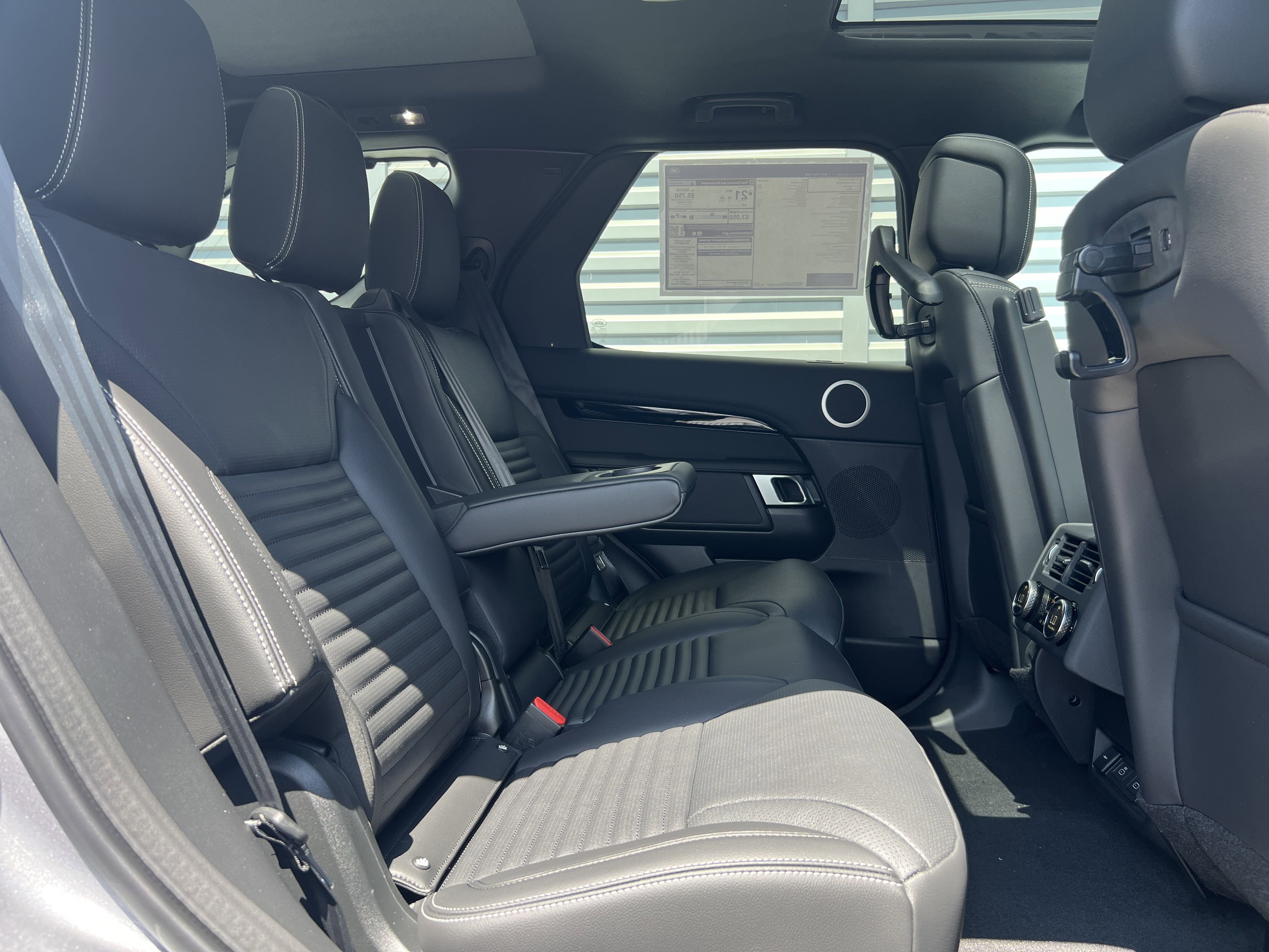 2025 Land Rover Discovery S photo 18
