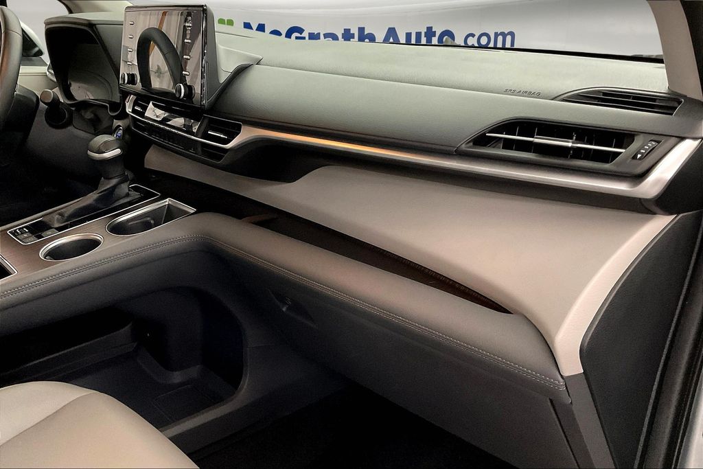 2021 Toyota Sienna XLE photo 16