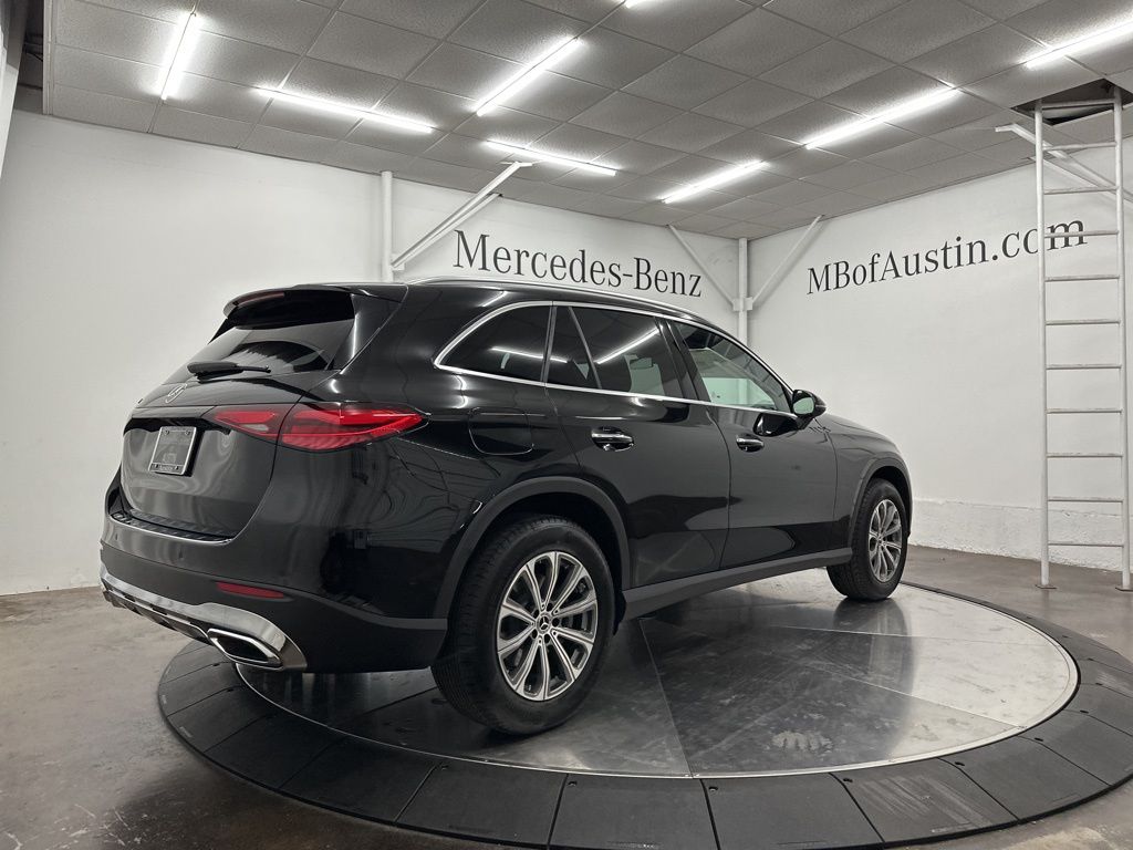2025 Mercedes Benz GLC 300 photo 2