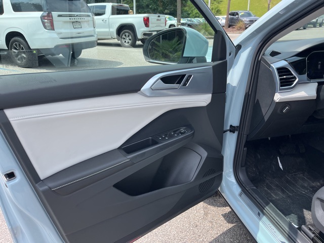 2025 Volkswagen Taos SE photo 4