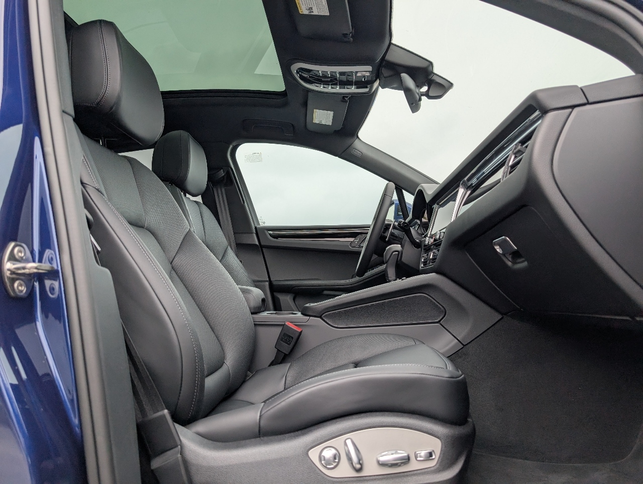 2025 Porsche Macan T photo 16
