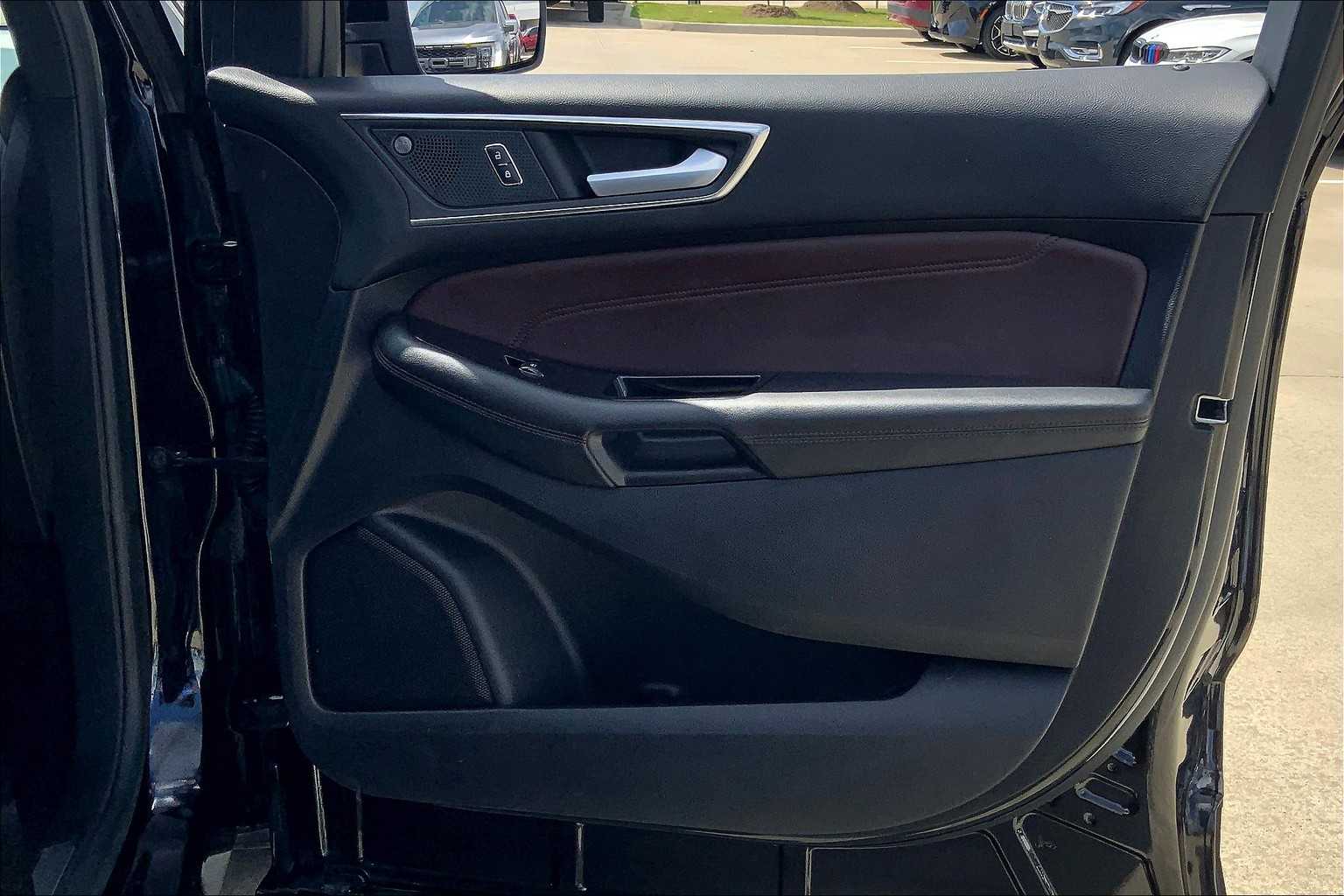 2020 Ford Edge Titanium photo 26