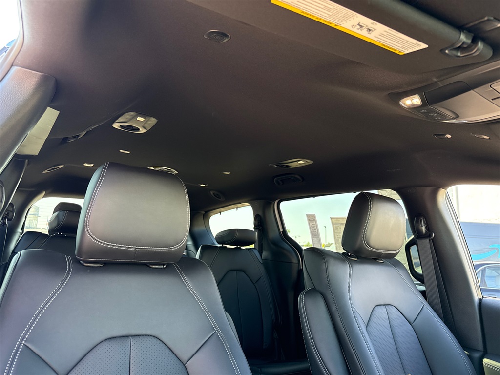 2025 Chrysler Pacifica photo 15