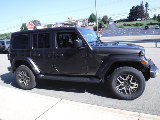 2025 Jeep Wrangler Sahara photo 7