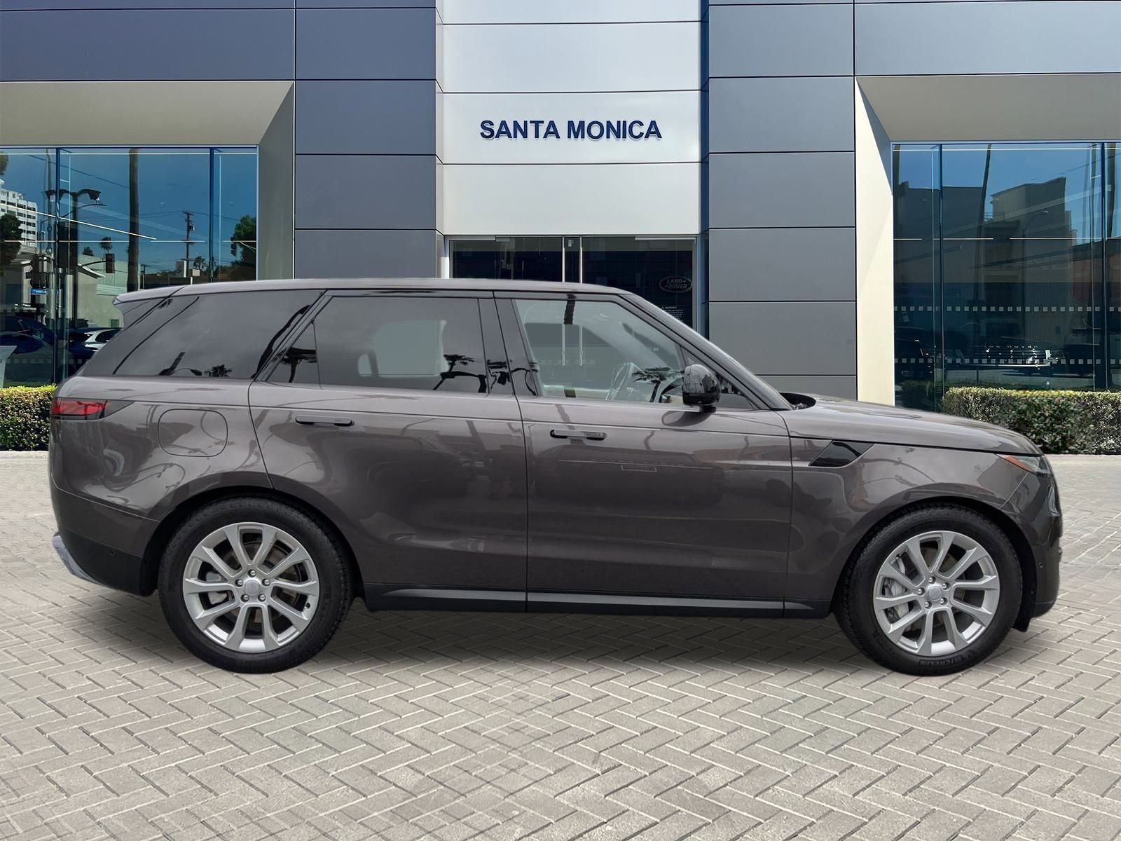2023 Land Rover Range Rover Sport SE photo 4