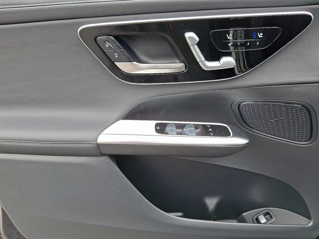 2025 Mercedes Benz GLC 300 4MATIC photo 4
