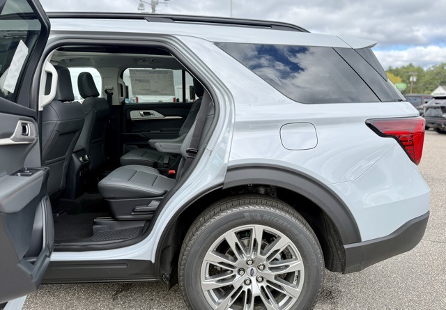 2025 Ford Explorer photo 28