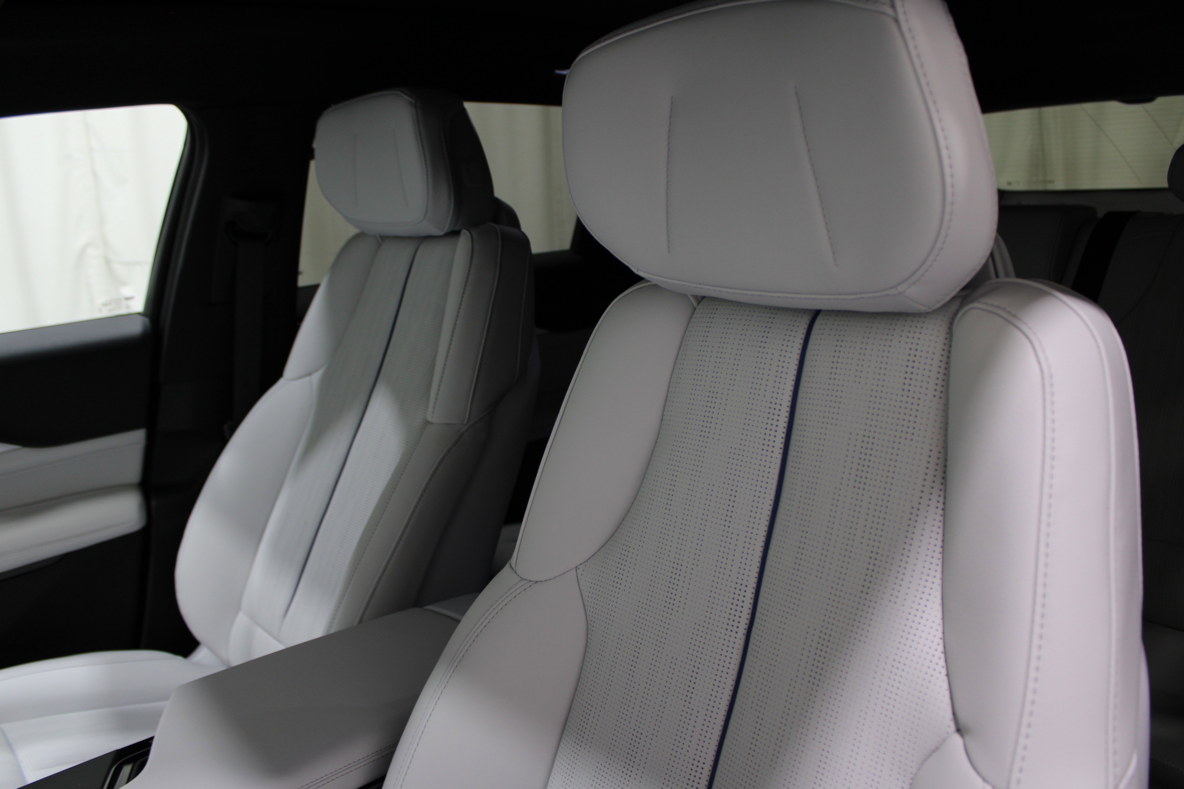 2025 Cadillac Lyriq Luxury photo 4