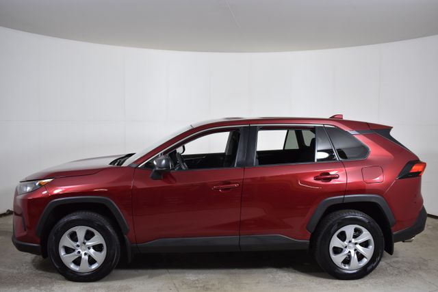 2022 Toyota RAV4 XLE photo 2
