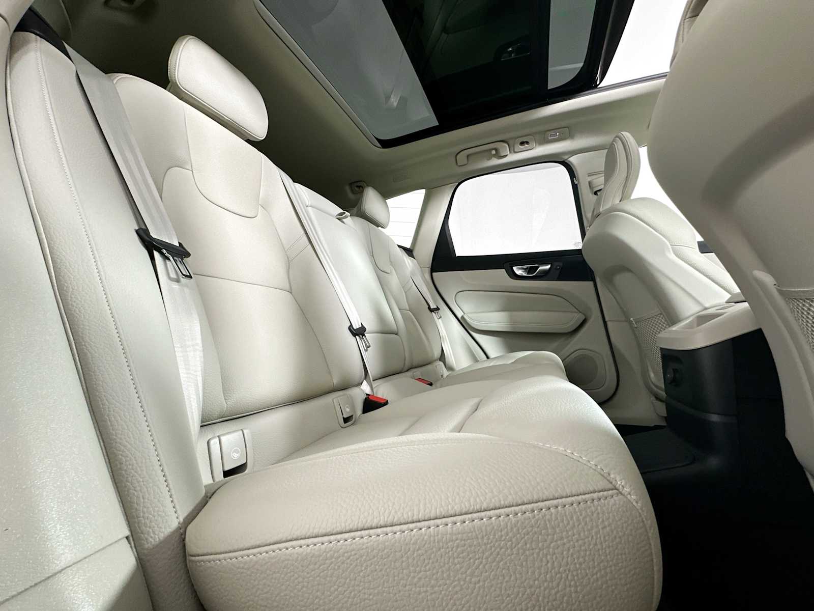 2025 Volvo XC60 T8 Plus photo 22