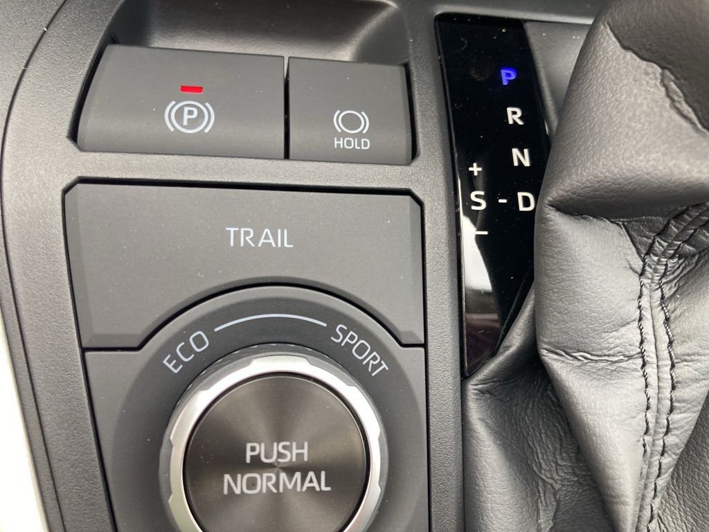 2025 Toyota RAV4 XLE photo 21