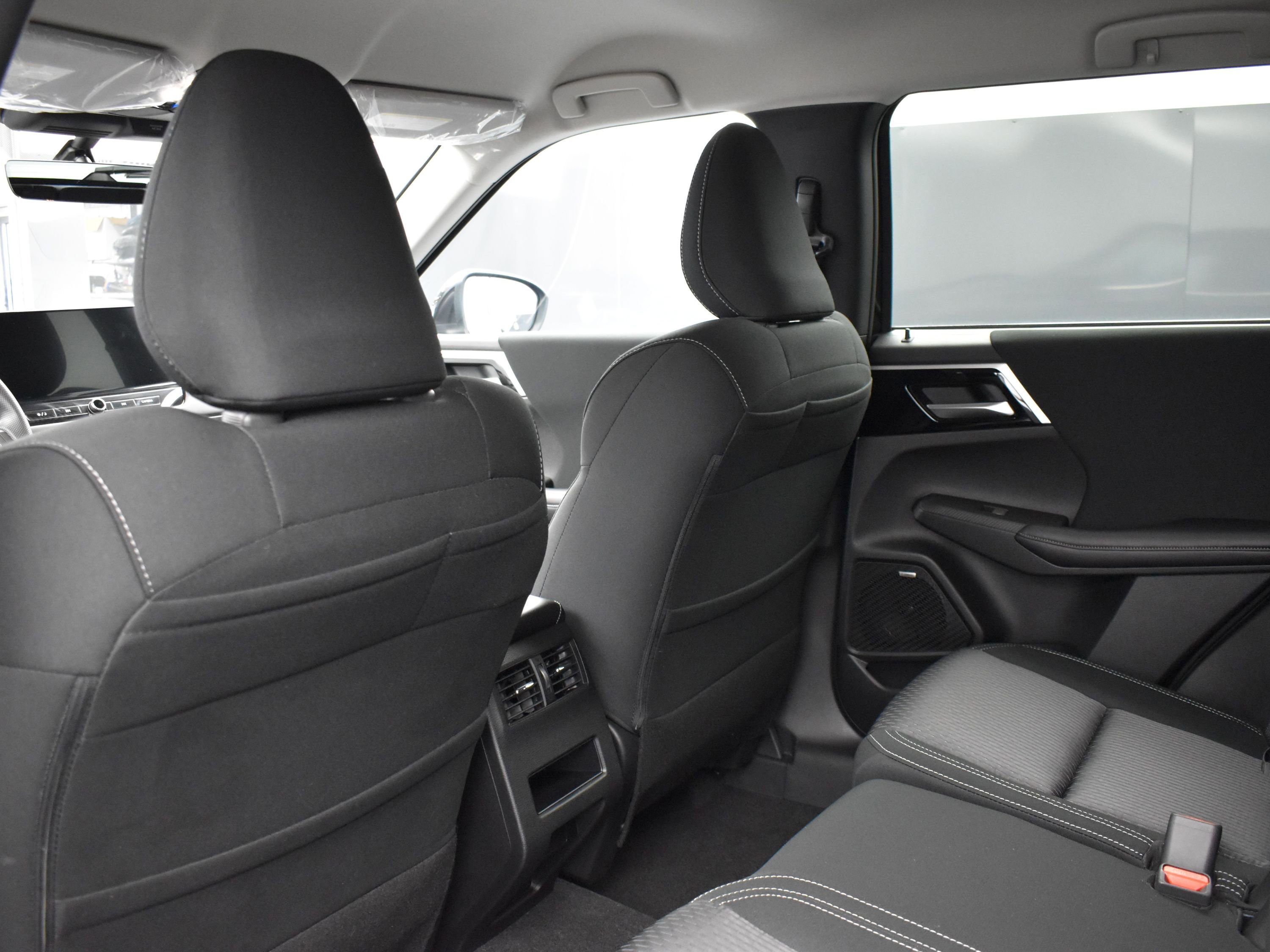 2025 Mitsubishi Outlander ES photo 8