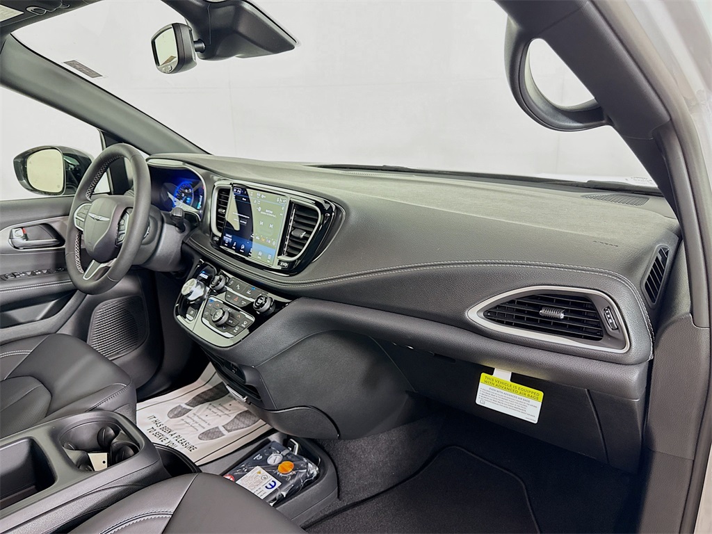 2026 Chrysler Pacifica photo 23