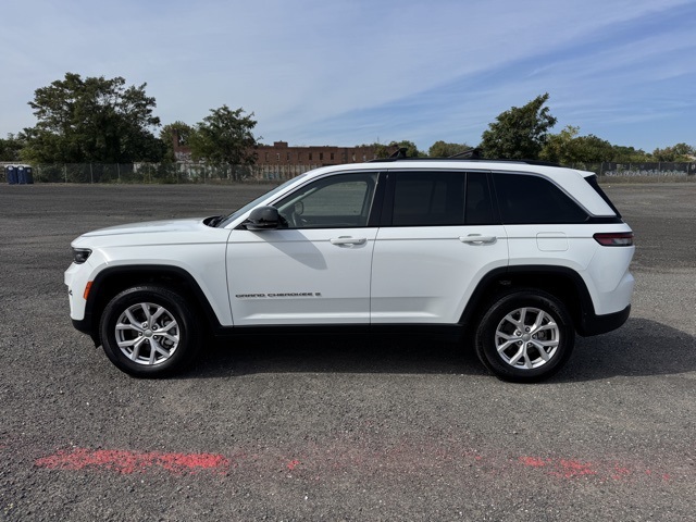 2022 Jeep Grand Cherokee Limited photo 2