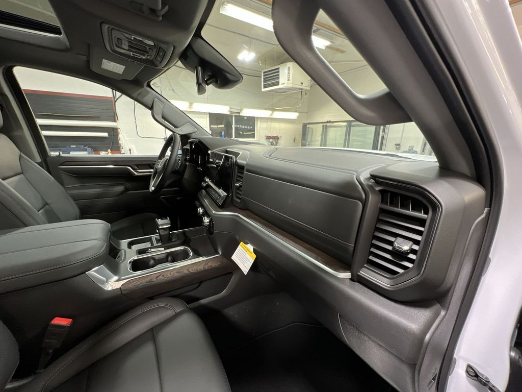 New 2025 White Frost Tricoat GMC SLT image 30