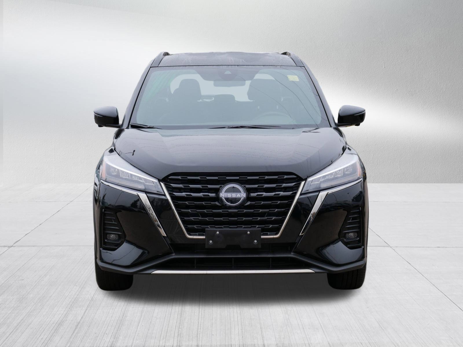 2023 Nissan Kicks SR photo 2