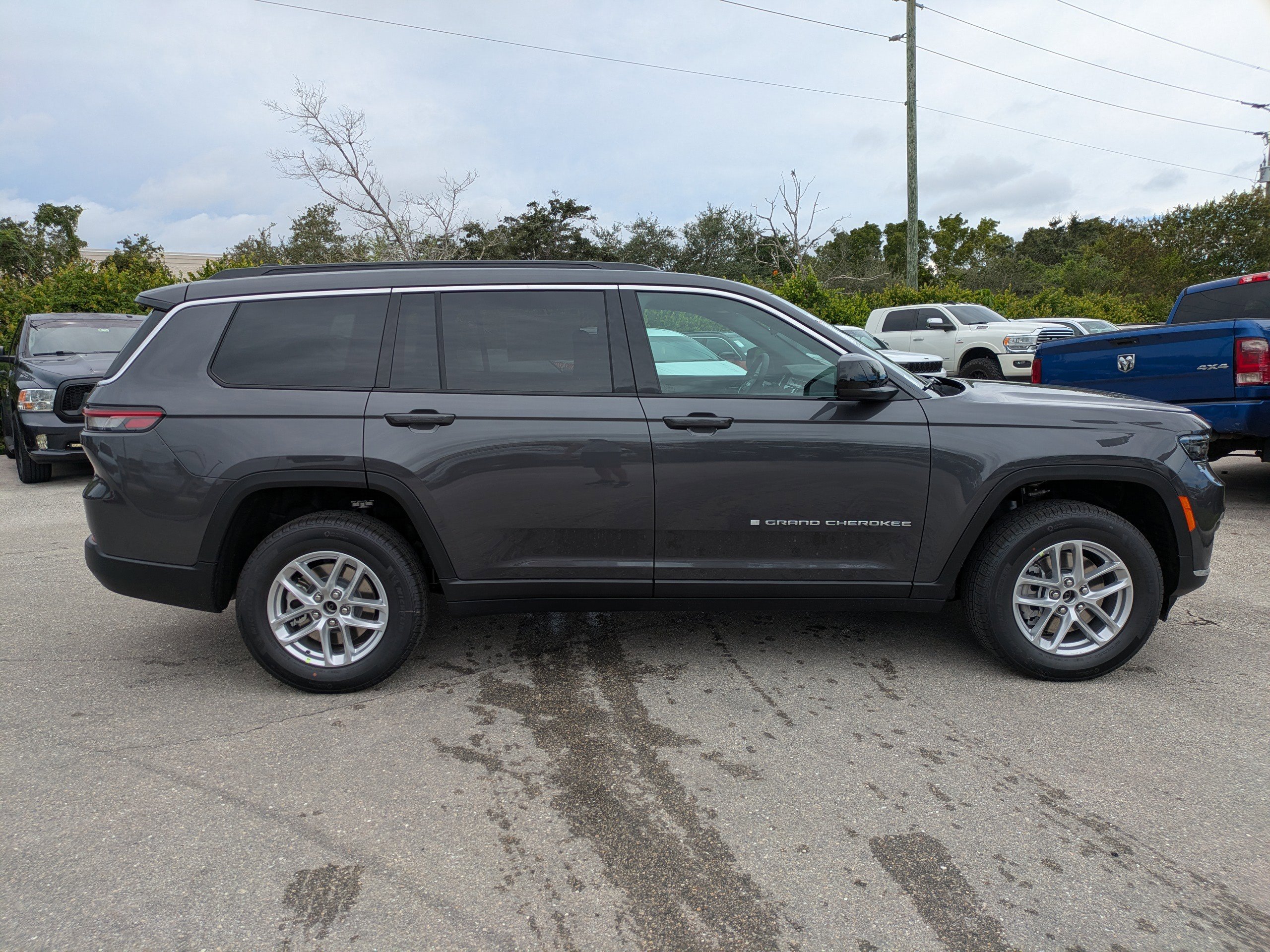 2025 Jeep Grand Cherokee Laredo X photo 4