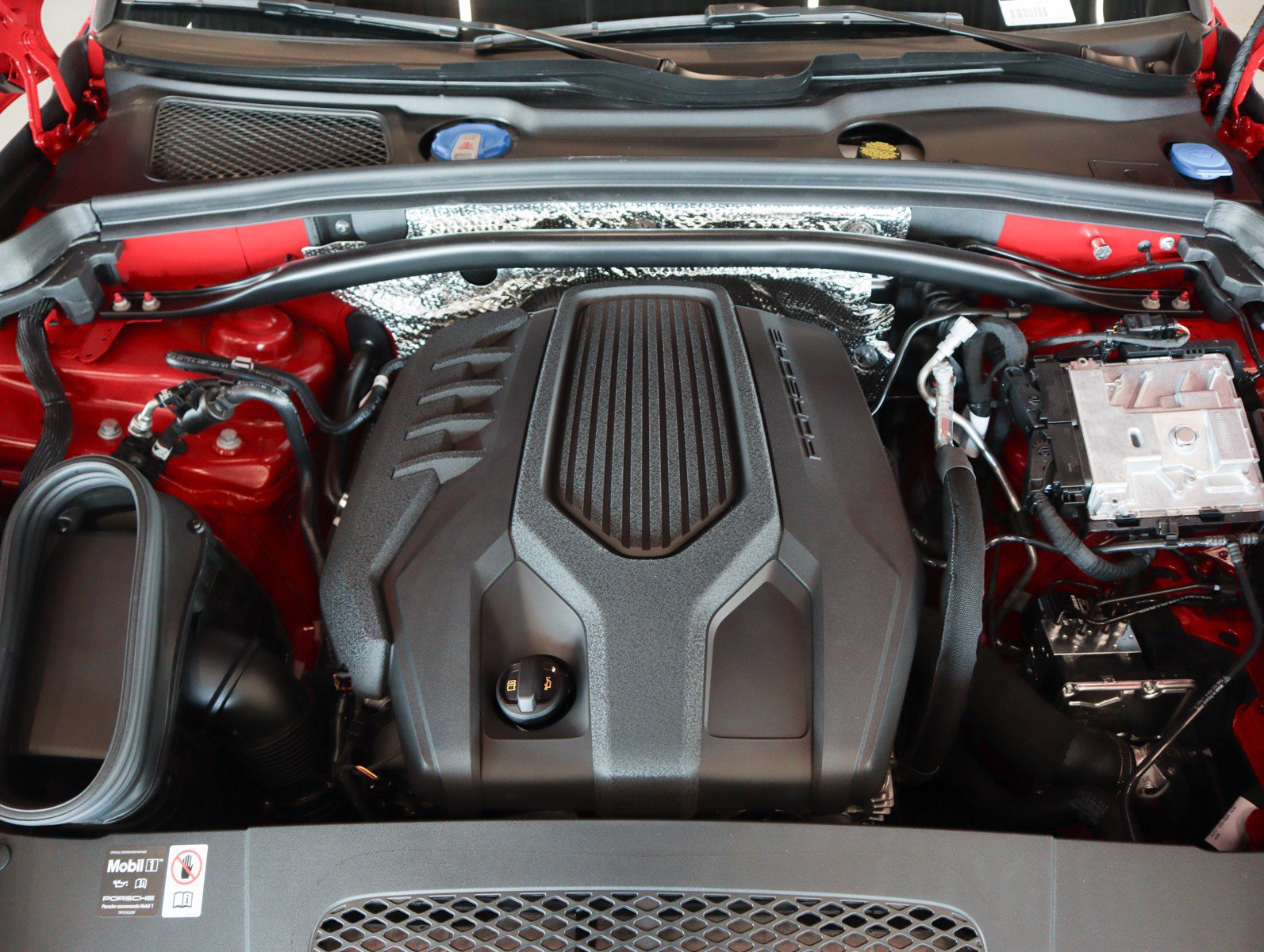 2025 Porsche Macan T photo 12