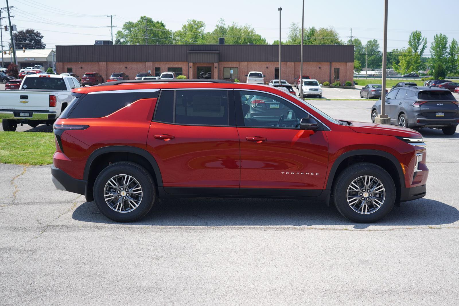 2025 Chevrolet Traverse photo 2