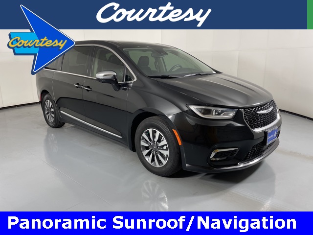 Used 2022 Black Chrysler Limited image 1