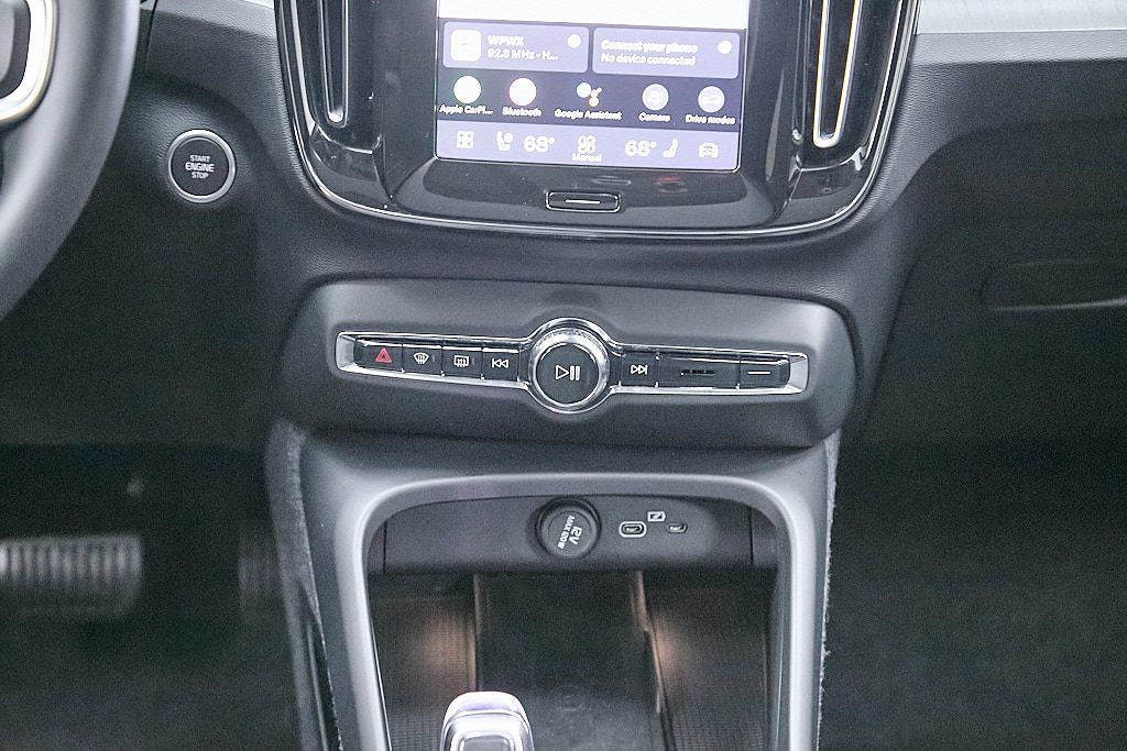 2026 VOLVO XC40 - Image 30