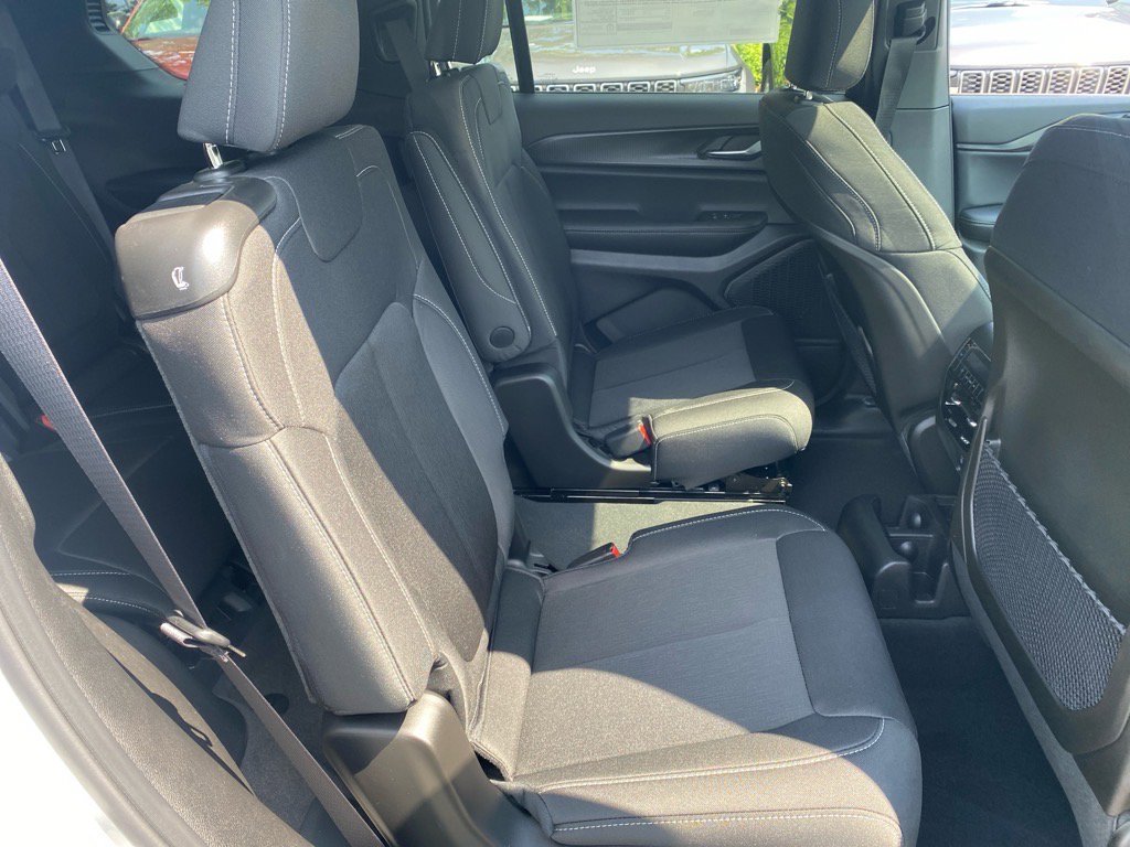 2025 Jeep Grand Cherokee Laredo X photo 13