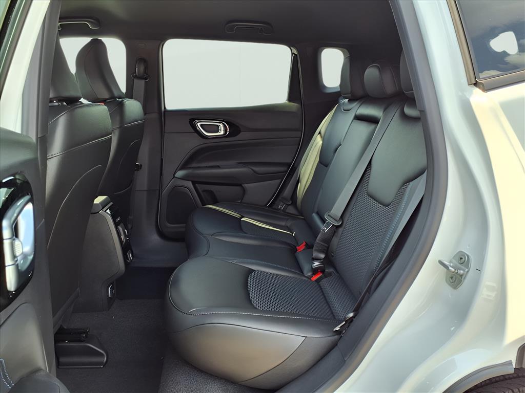 2026 Jeep Compass Latitude Altitude photo 14