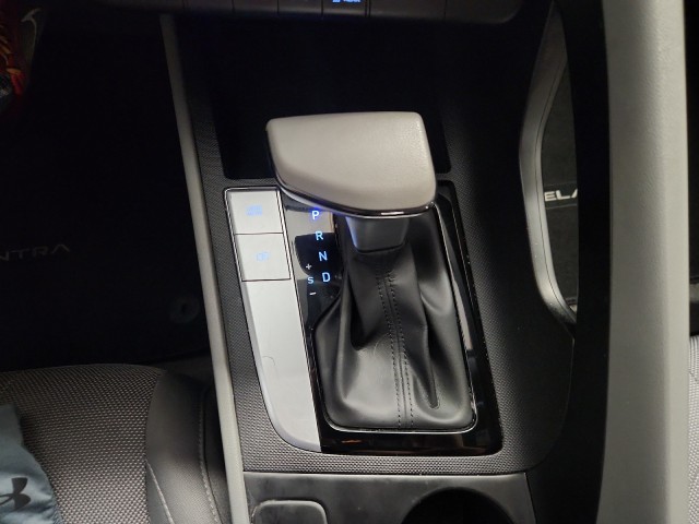 2022 Hyundai Elantra SE photo 16