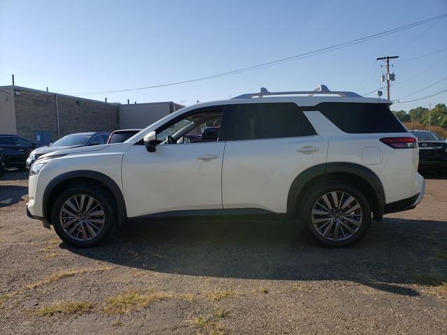 2023 Nissan Pathfinder SL photo 2