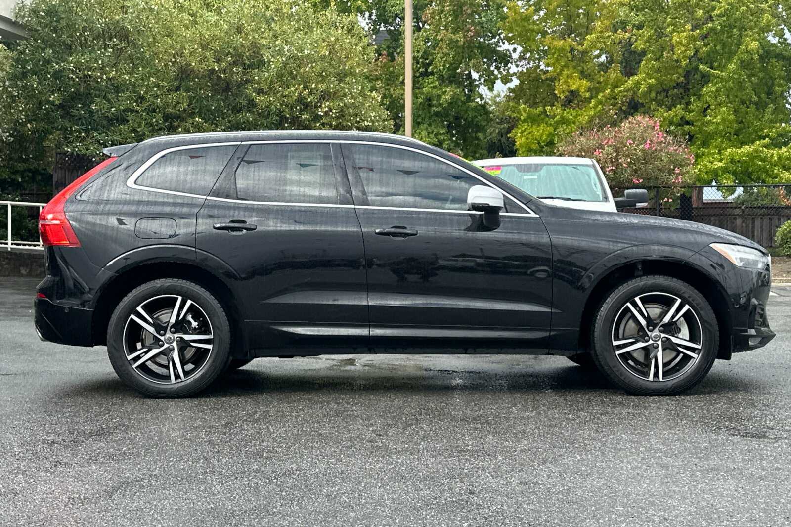 2018 Volvo XC60 T6 R-Design photo 3