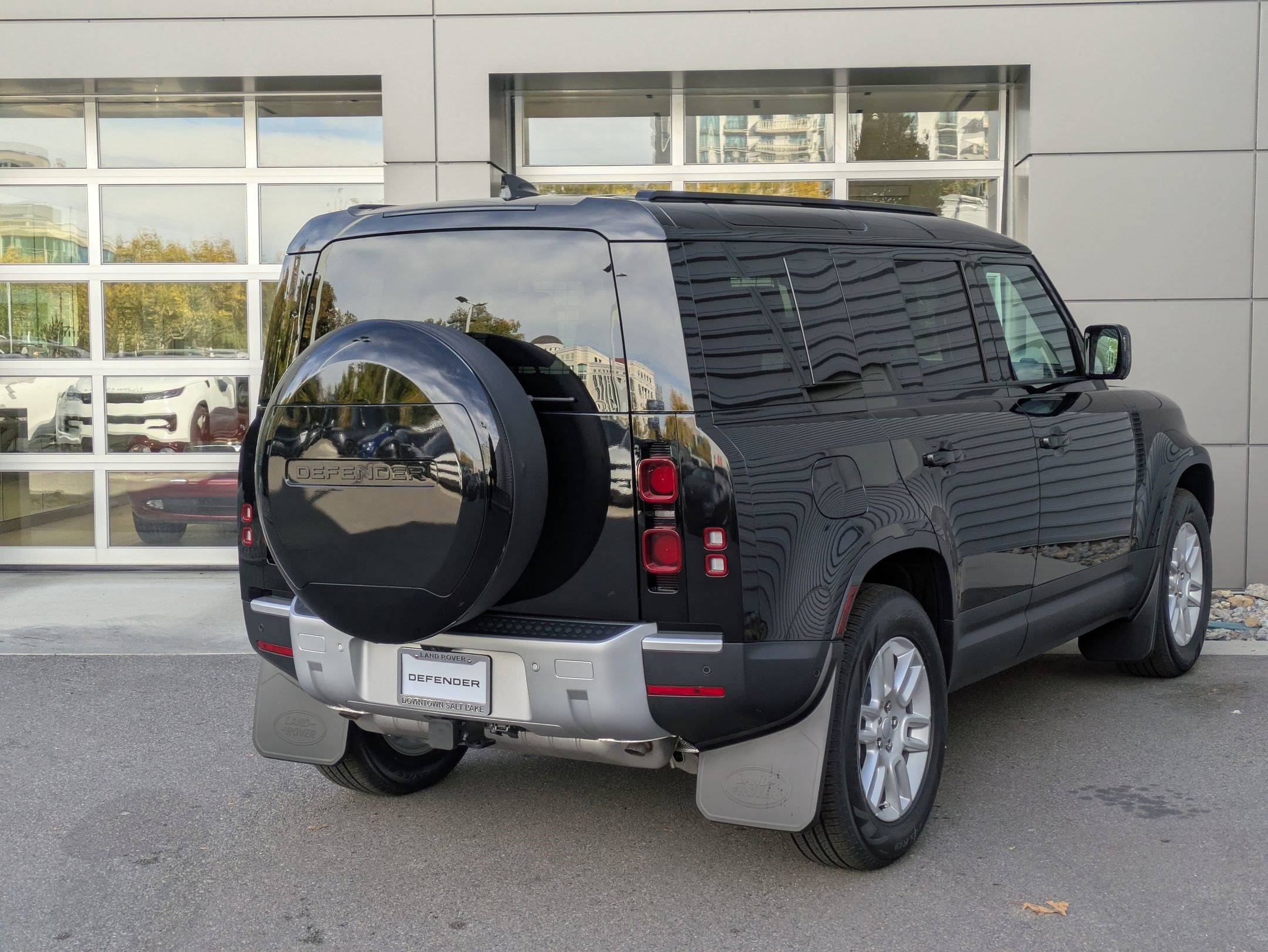 2025 Land Rover Defender 110 S photo 4