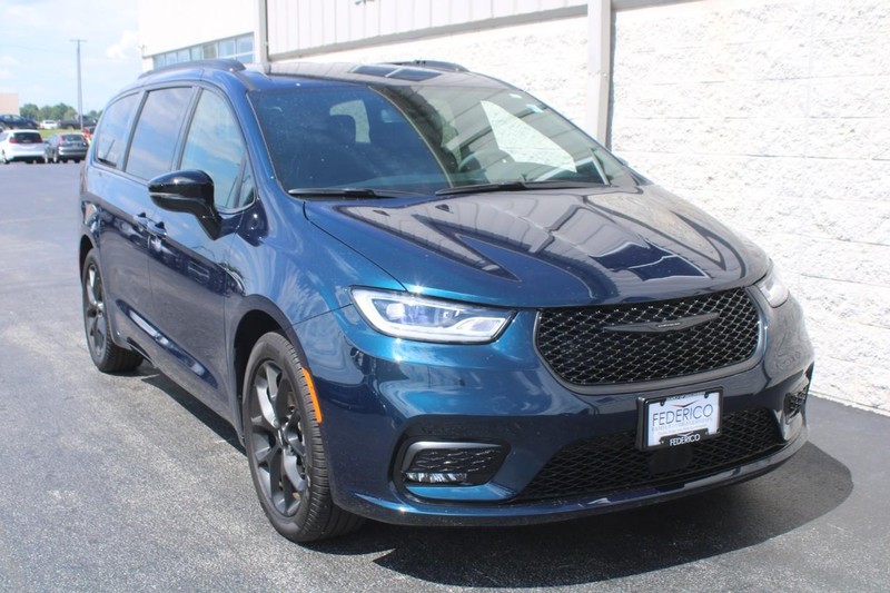 2024 Chrysler Pacifica Touring L photo 2