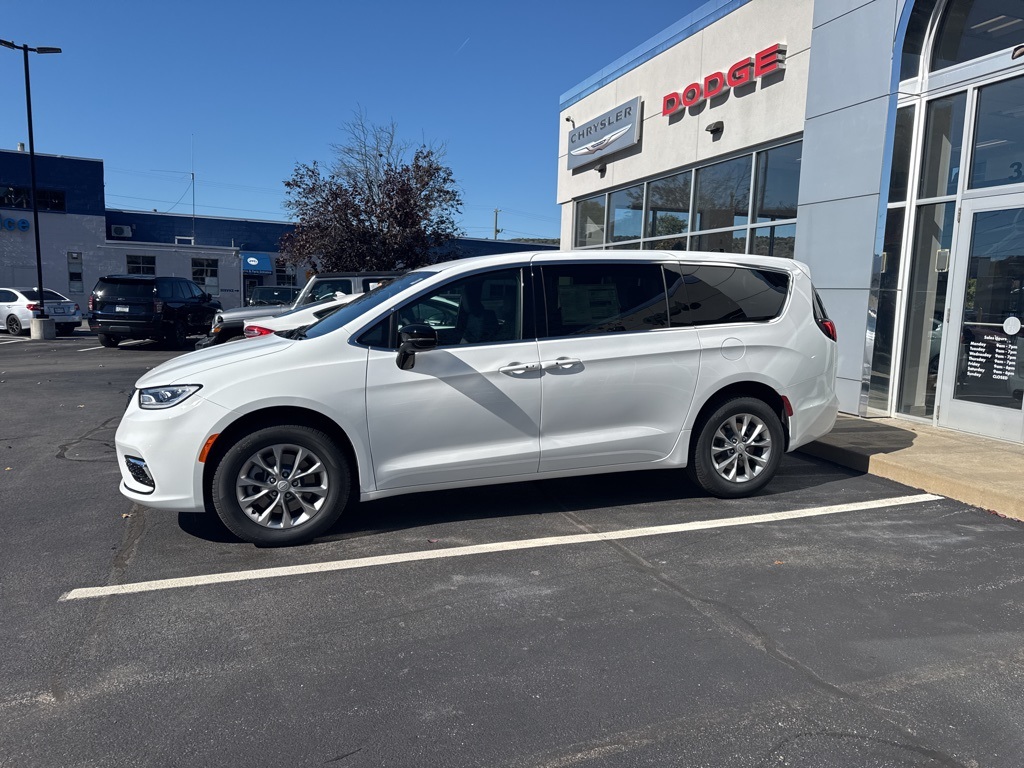 2026 Chrysler Pacifica photo 3