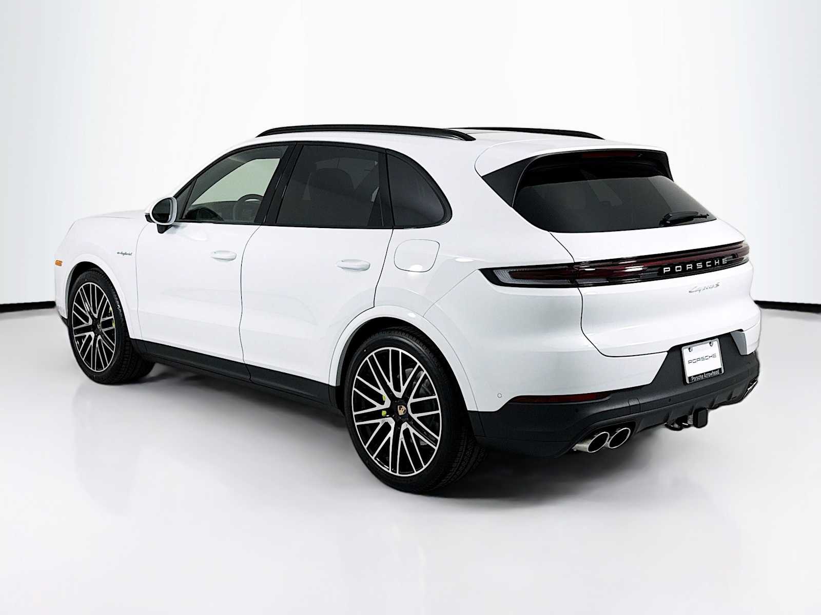 2026 Porsche Cayenne S E-Hybrid photo 3