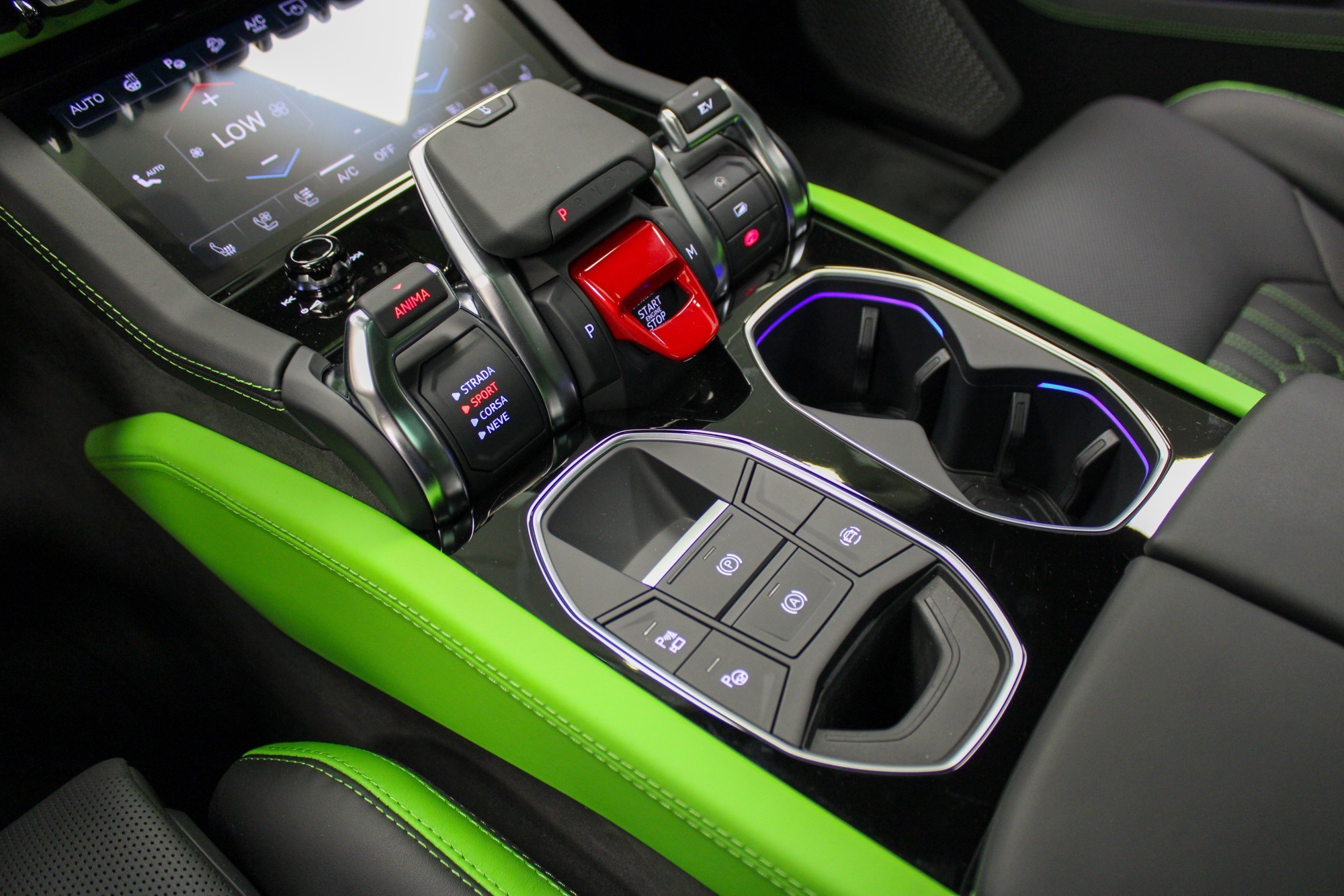 2025 Lamborghini Urus SE photo 25