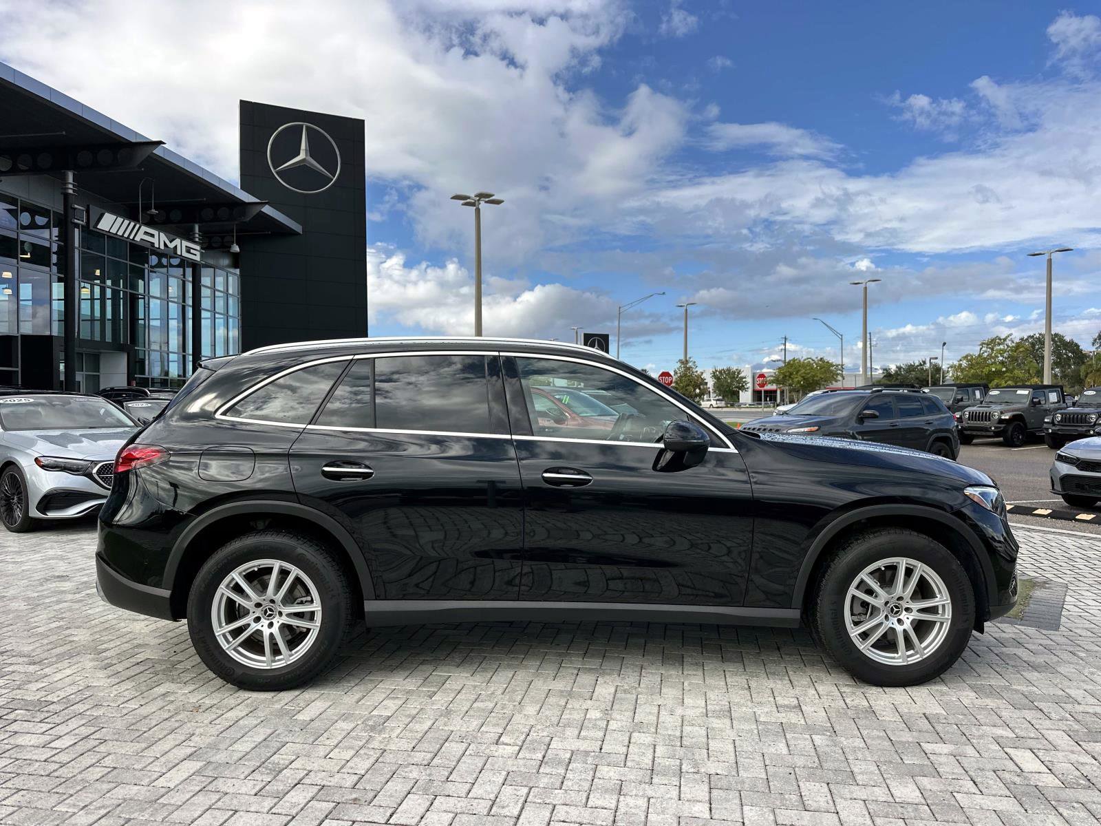 2025 Mercedes Benz GLC 300 photo 3
