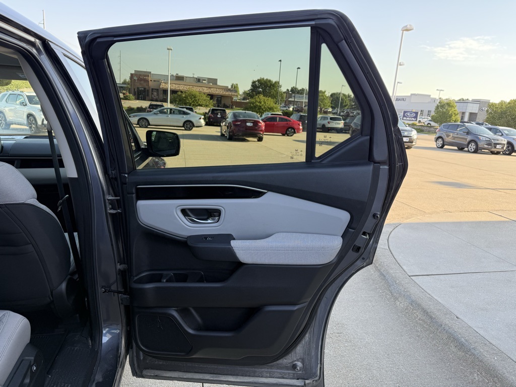 2023 Honda Pilot LX photo 26