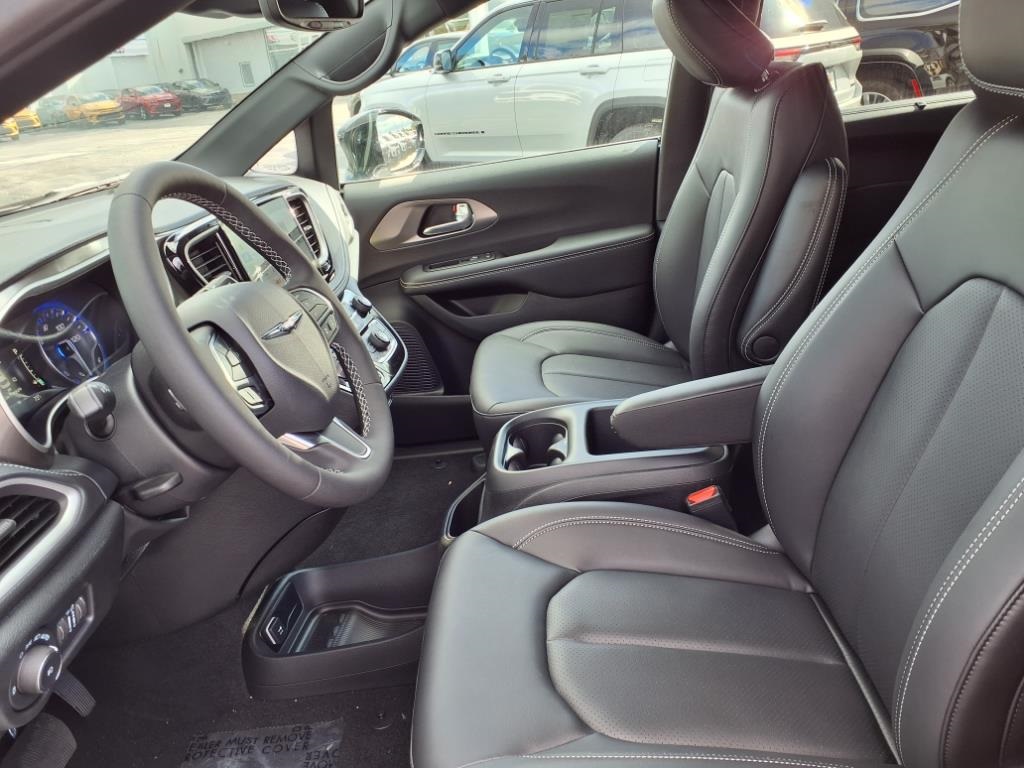 2026 Chrysler Pacifica photo 8
