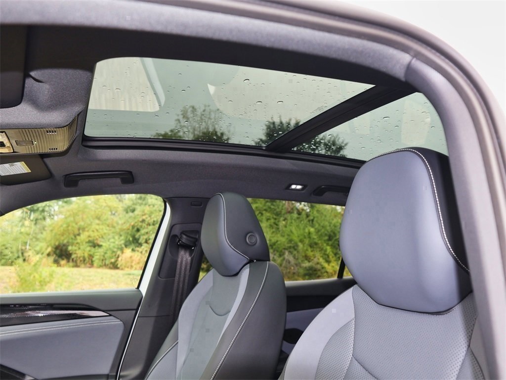 2025 Volkswagen Tiguan SE R-Line Black photo 12