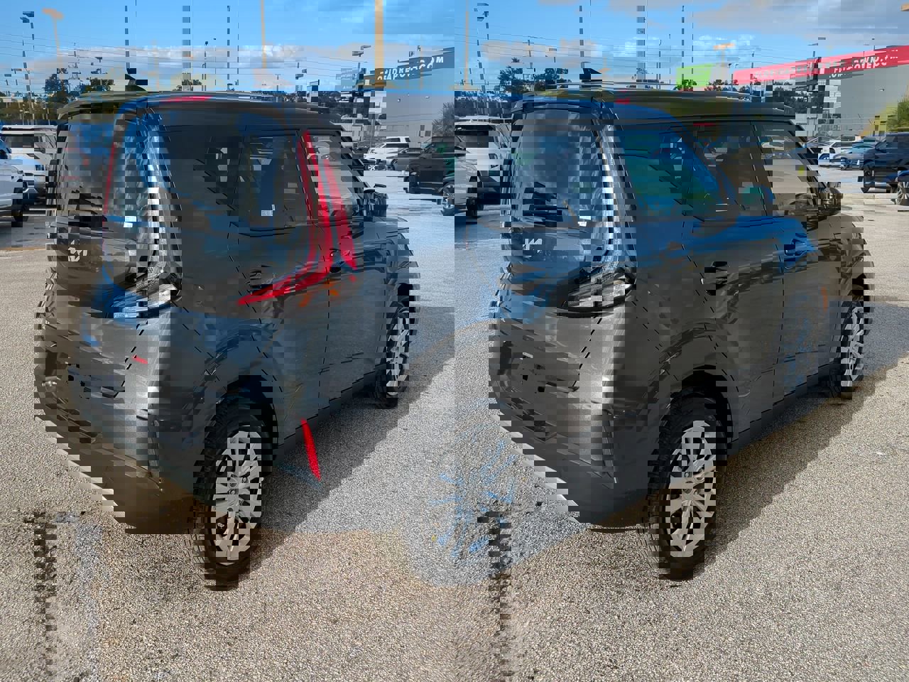 2025 Kia Soul LX photo 3