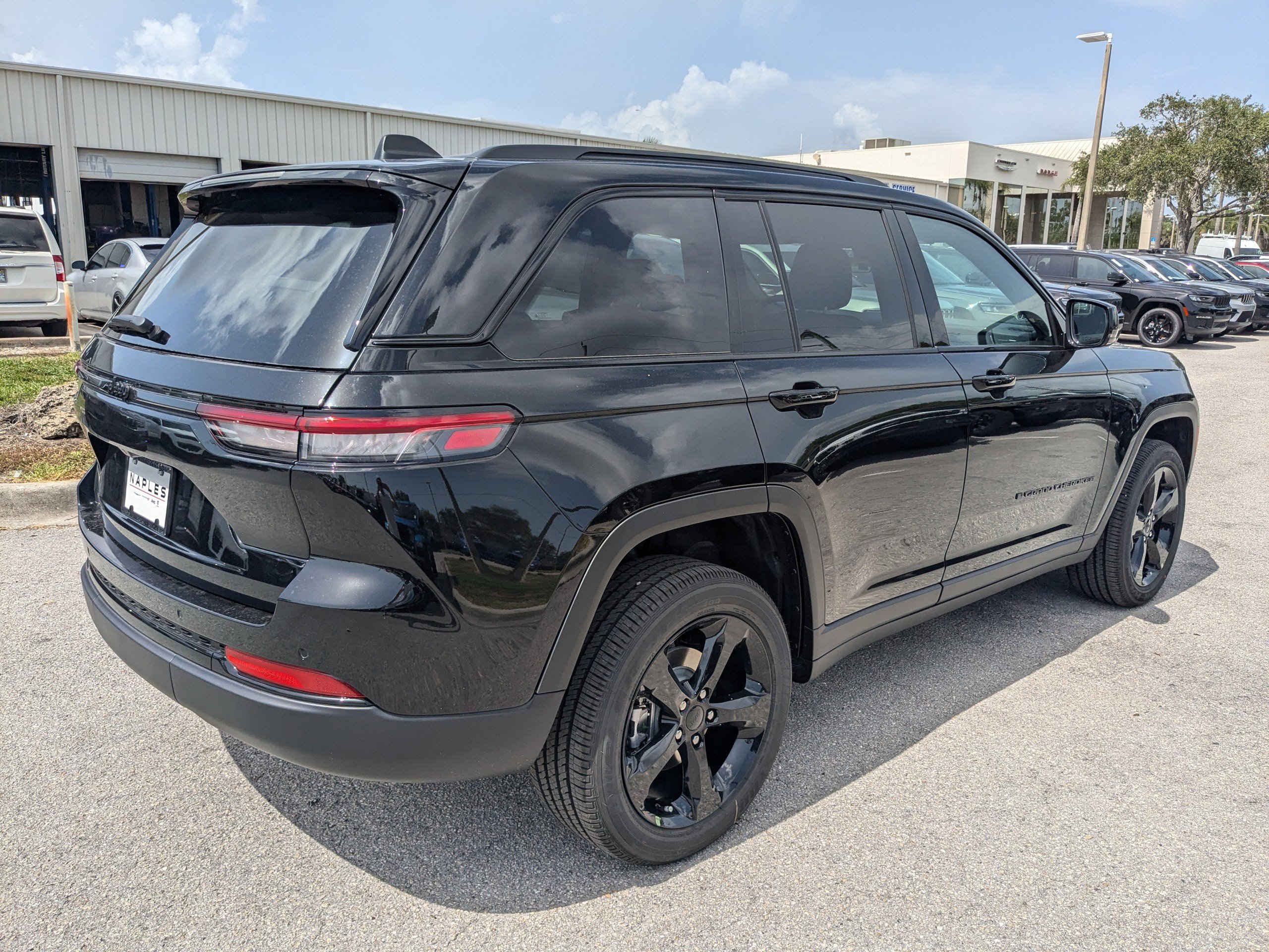 2025 Jeep Grand Cherokee Altitude X photo 2